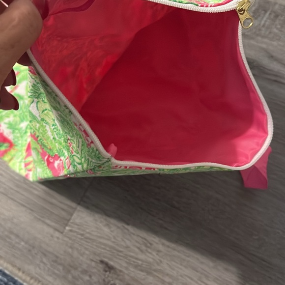 Lilly Pulitzer wash me wear me travel bag - Picture 3 of 6